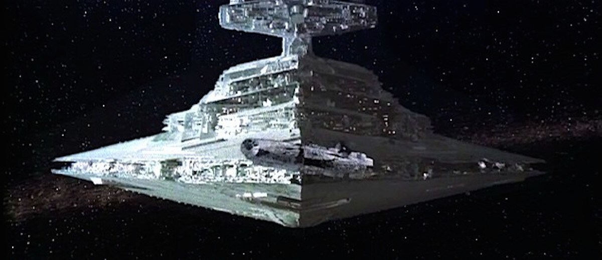 Un destructeur d'étoile impérial poursuivant le Millennium Falcon