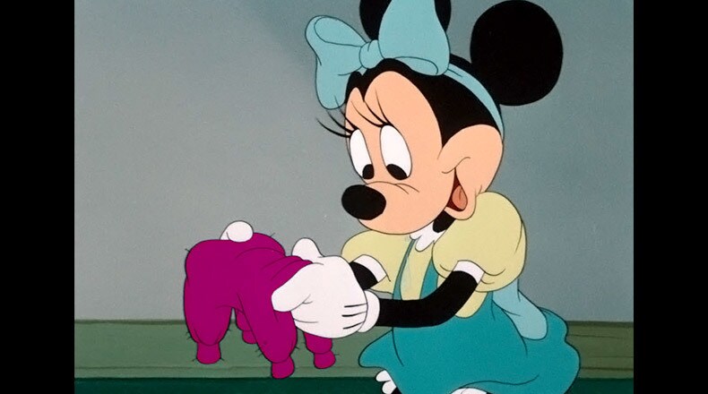 Minnie finally completes the pink sweater she’s been making for Pluto.