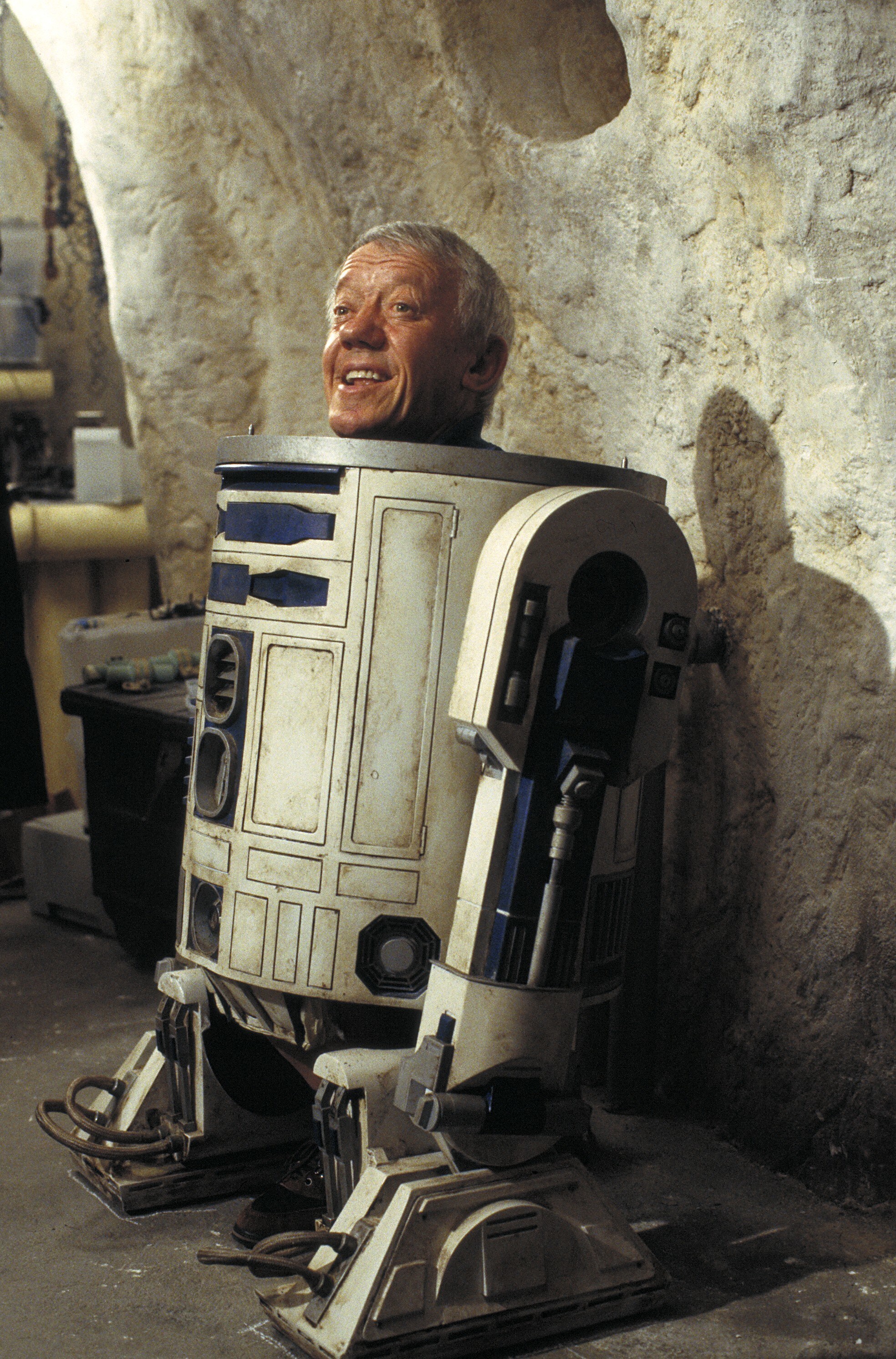 Kenny Baker, who played R2-D2 in the original trilogy, returns for select scenes. 