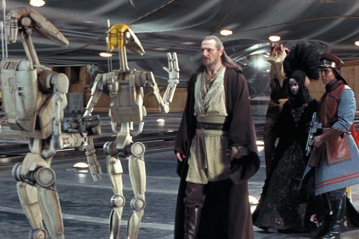 Qui-Gon Jinn approaching Battle Droids in Theed's main hangar