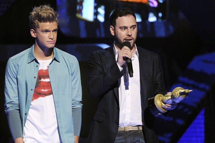 Scooter and Cody - Cody Simpson gave Scooter Braun an RDMA 2013 Heroes For Change award.