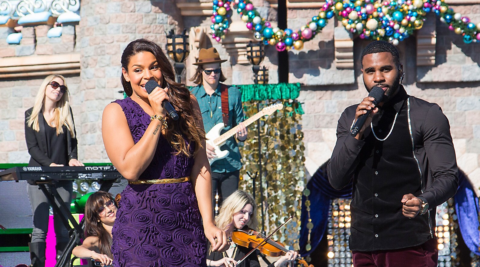 Jordin Sparks and Jason Derulo sing a duet to a holiday classic!