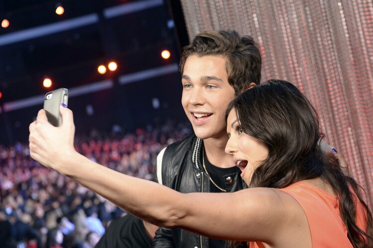 Austin Mahone and Candice take a selfie backstage