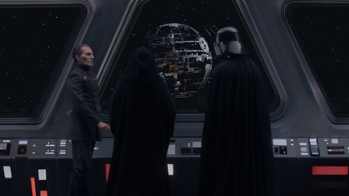 Tarkin, Sidious e Vader supervisionando a Estrela da Morte