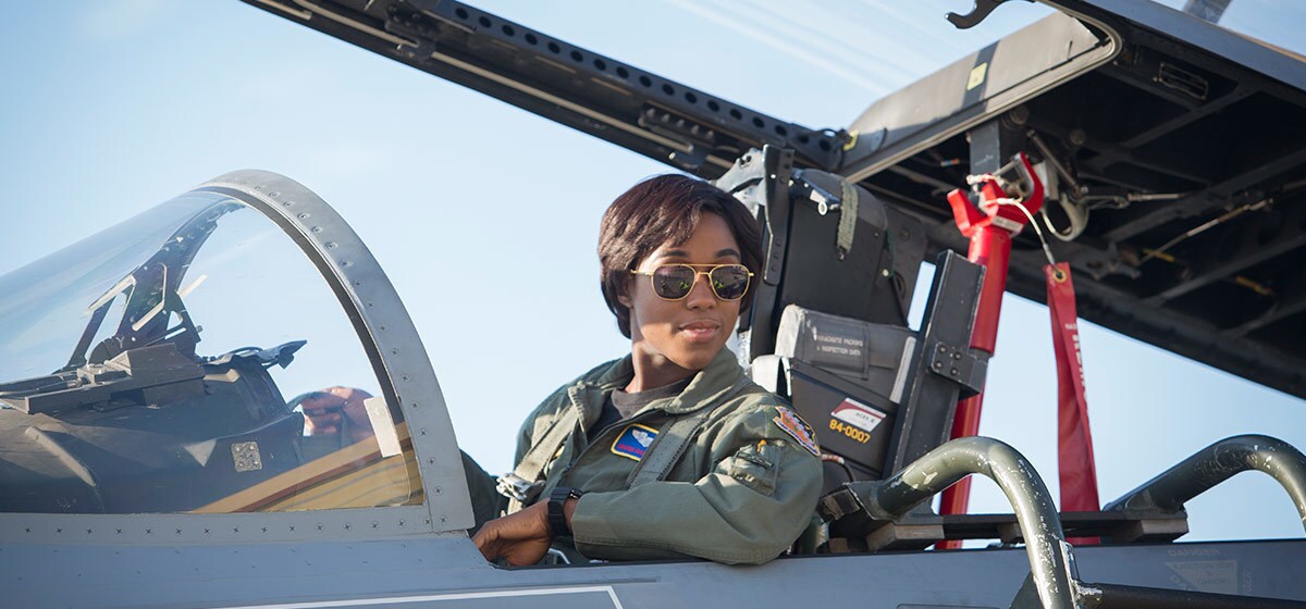 Lashana Lynch (Maria Rambeau) sitting in the cockpit of a jet fighter in Marvel Studios' Captain Marvel