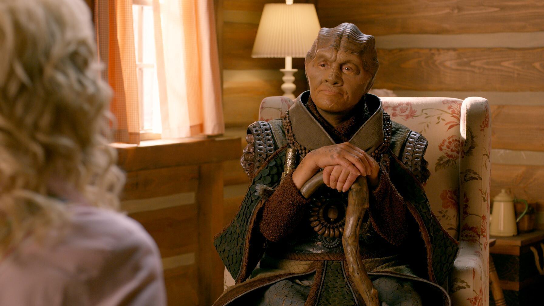 The Orville: New Horizons -- “Midnight Blue” - Episode 308 -- Kelly and Bortus are assigned to a mission that takes them to Heveena’s sanctuary world. Dolly Parton, and Heveena (Rena Owen), shown. (Photo by: Greg Gayne/Hulu)