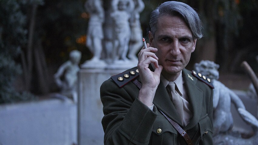 Quem é o Coronel Moori Koenig, o vilão interpretado por Ernesto Alterio em Santa Evita
