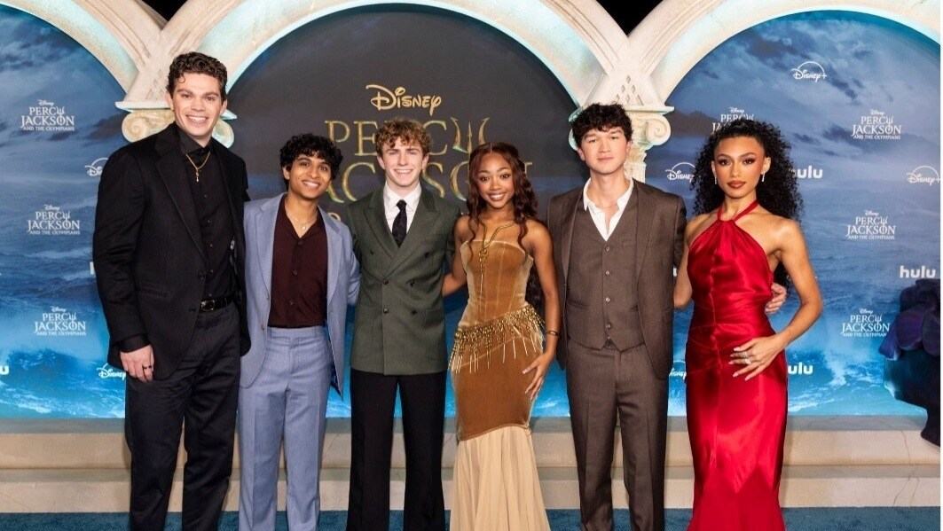 DISNEY+ DESPLEGÓ UNA ALFOMBRA AZUL LLENA DE TENTÁCULOS POR EL ESTRENO MUNDIAL DE LA SEGUNDA TEMPORADA DE PERCY JACKSON Y LOS DIOSES DEL OLIMPO