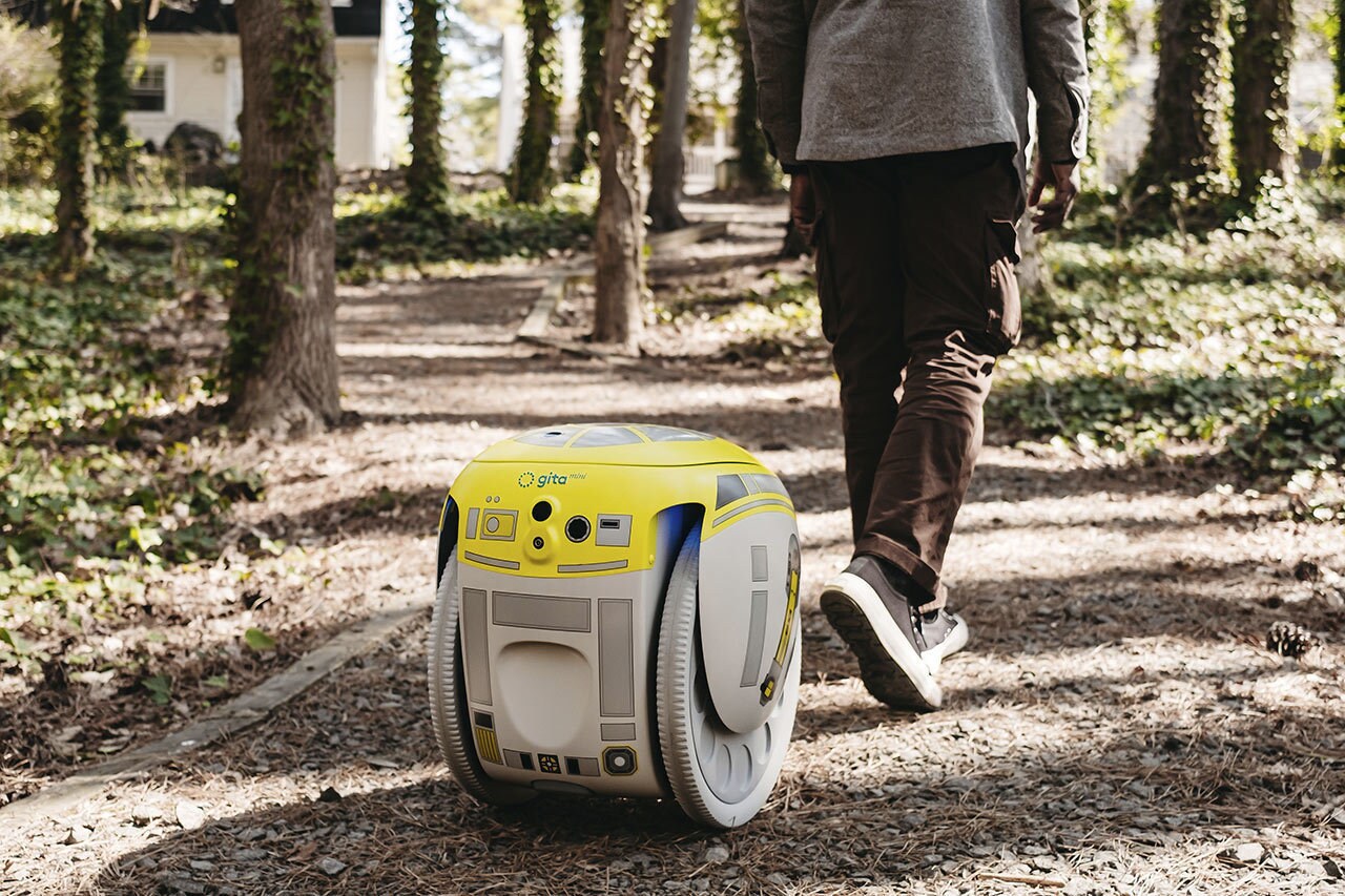 Pedestrian etiquette with the Star Wars Cargo-Carrying Robot from Piaggio.
