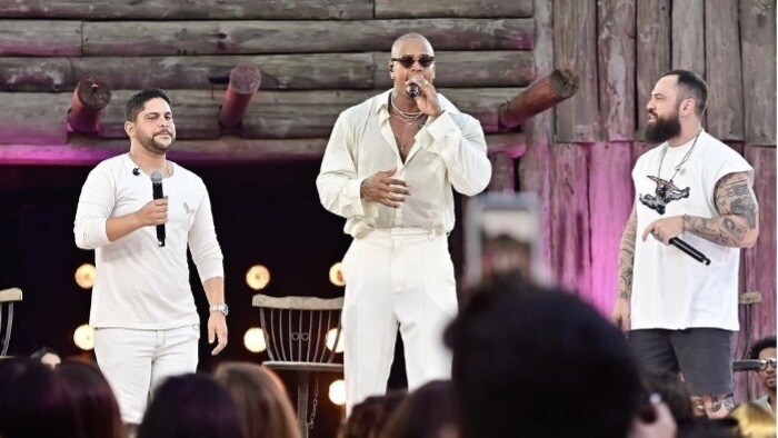 Léo Santana se joga no sertanejo com Jorge e Mateus