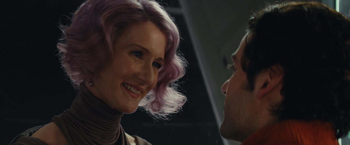 Poe Dameron speaking with Vice Admiral Holdo aboard the Rebel flagship 'Raddus'