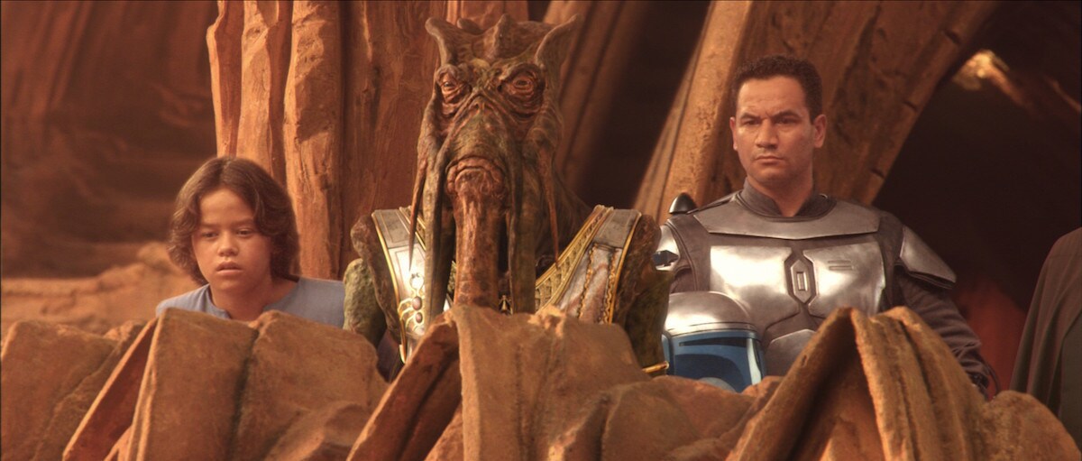 Poggle standing with Jango and Boba Fett on Geonosis