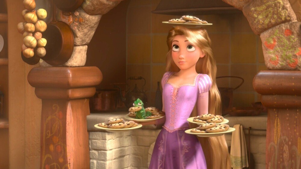 Rapunzel em sua torre, balançando um prato de biscoitos em sua cabeça, do filme "Tangled"