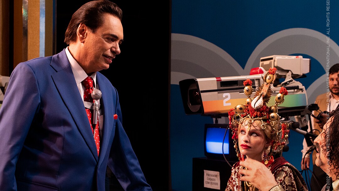 'O Rei da TV': O começo de Silvio Santos e o dia em que ele perde a voz ao vivo no primeiro episódio
