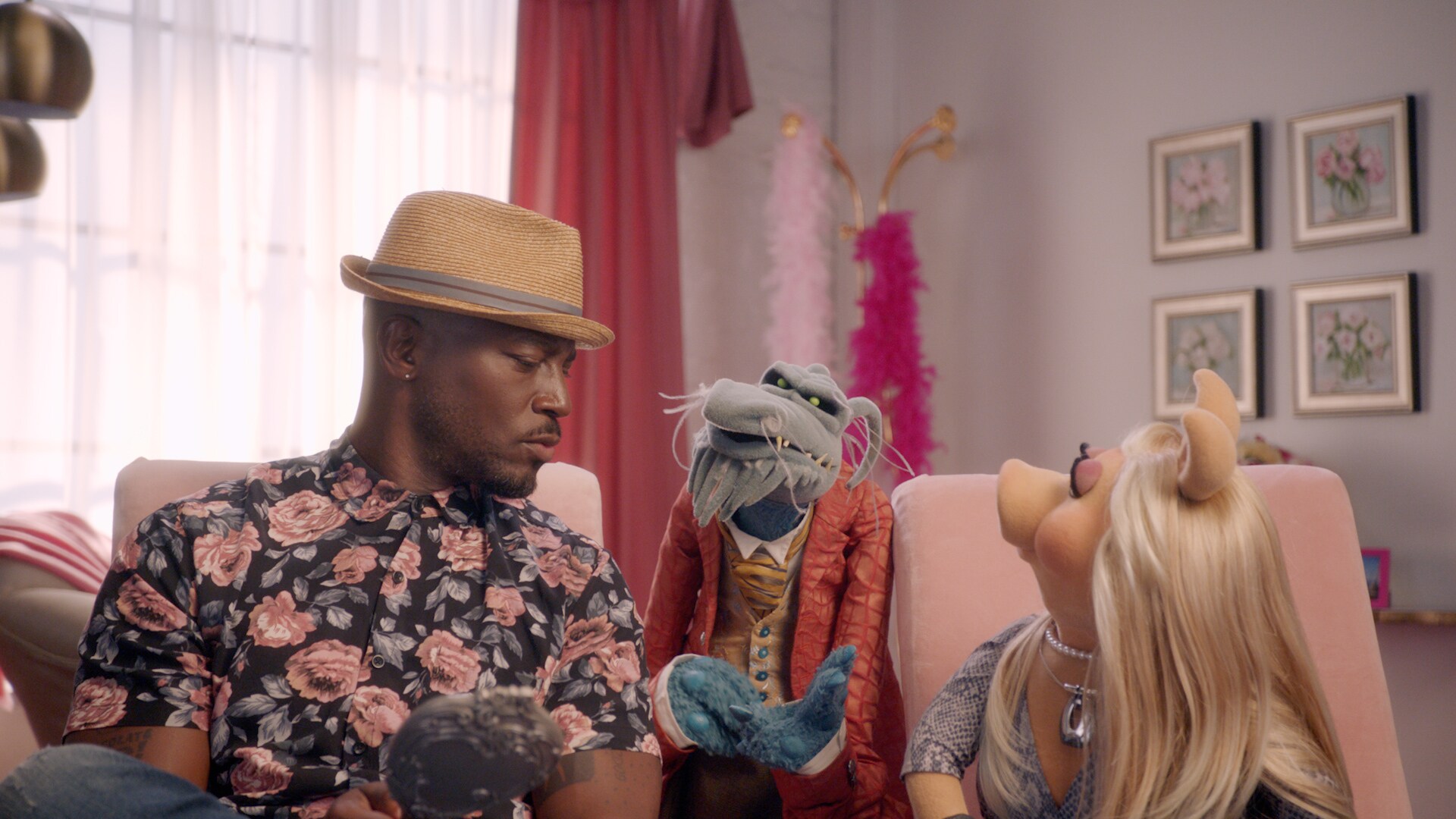 Taye Diggs, Uncle Deadly, and Miss Piggy in “Muppets Now,” streaming only on Disney+