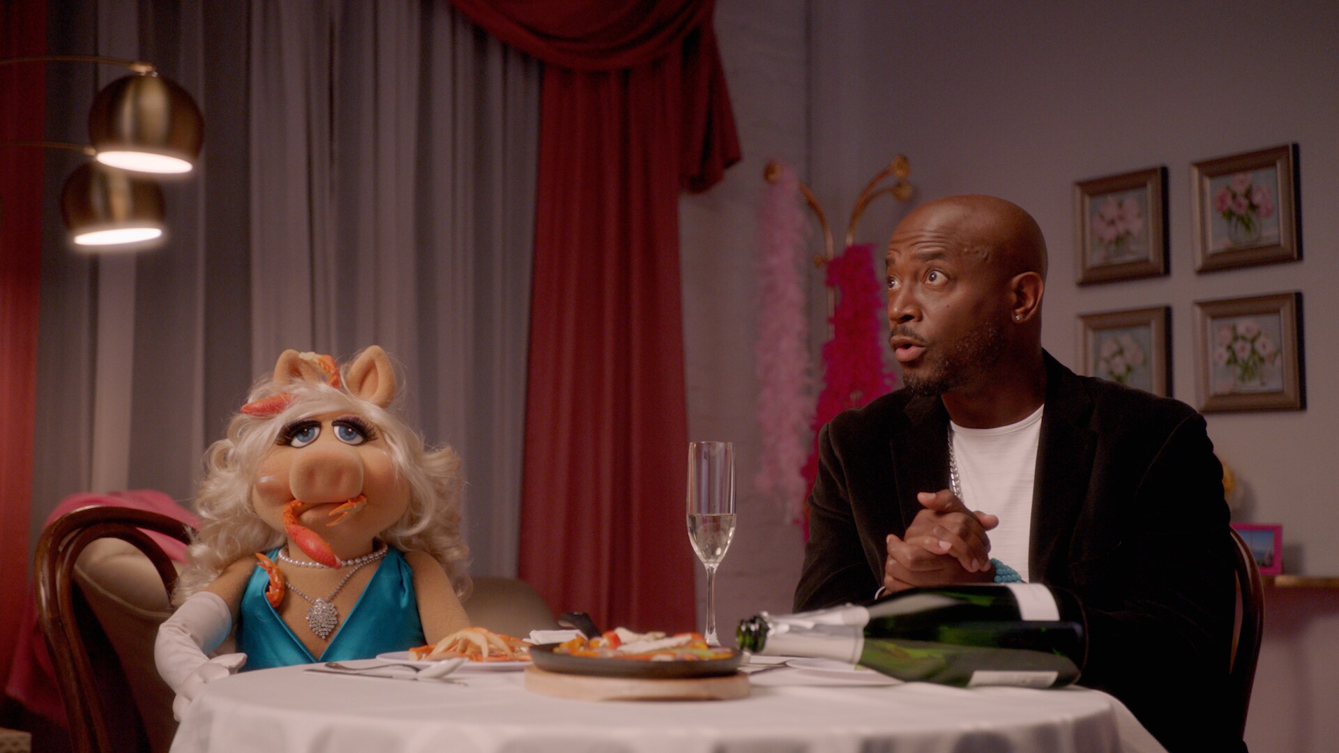 Miss Piggy and Taye Diggs in “Muppets Now,” streaming only on Disney+