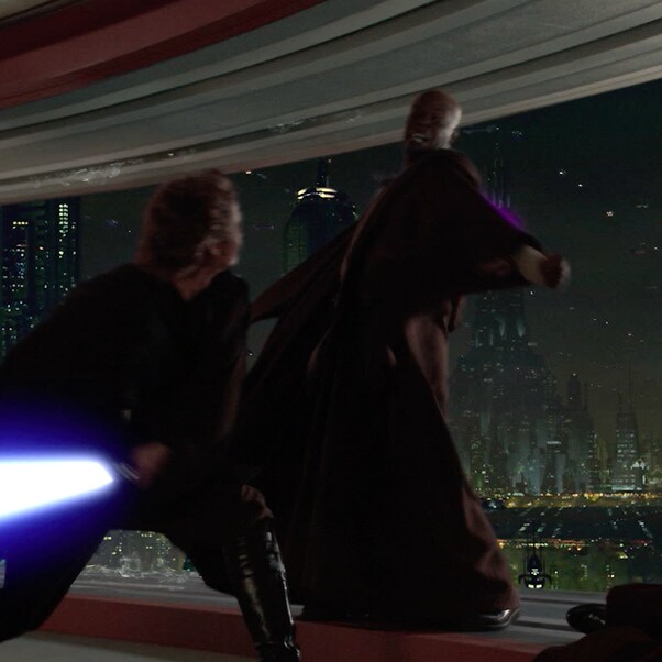 Anakin Skywalker betrays Mace Windu