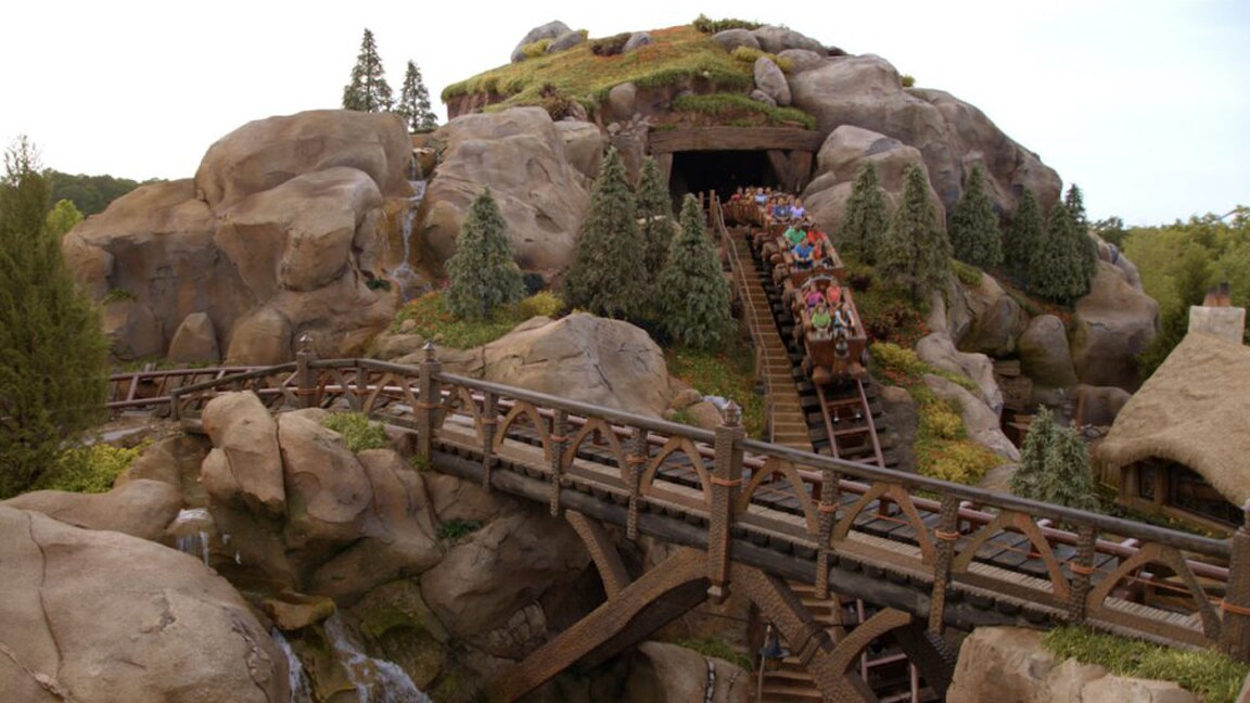 silba mientras viajas en el tren de la mina de los 7 enanitos en Walt Disney World Resort