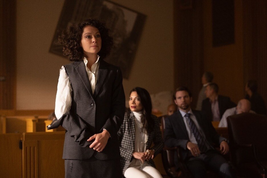 Jennifer stands in the courtroom with one arm torn off of her suit in Marvel Studios' She-Hulk: Attorney at Law
