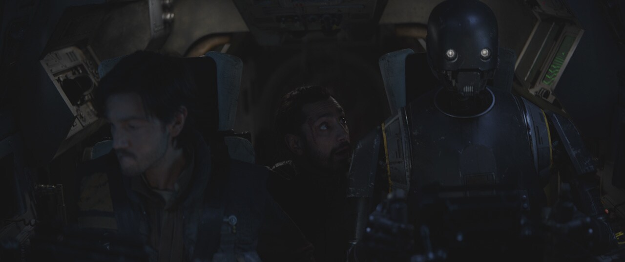 Cassian and K-2SO in the cockpit of a U-wing