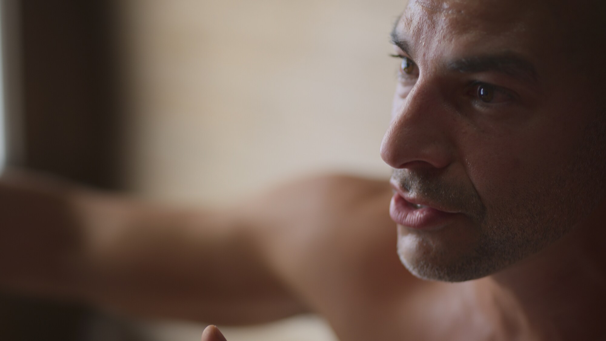 Dr. Peter Attia talks to Chris Hemsworth in the sauna. (National Geographic for Disney+)