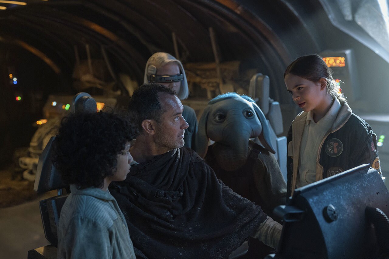 (L-R): Wim (Ravi Cabot-Conyers), Jod Na Nawood (Jude Law), KB (Kyriana Kratter), Neel (Robert Timothy Smith), and Fern (Ryan Kiera Armstrong) in Star Wars: Skeleton Crew.