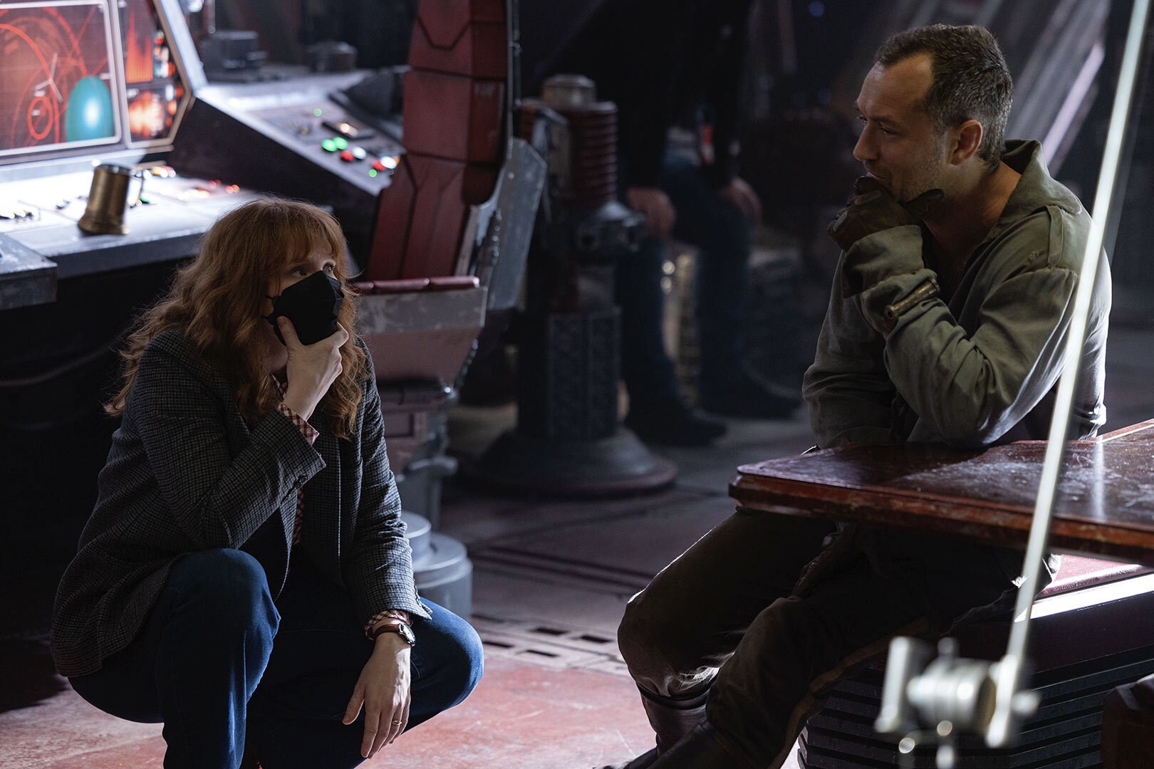 (L-R) Bryce Dallas Howard and Jude Law on the set of Star Wars: Skeleton Crew.