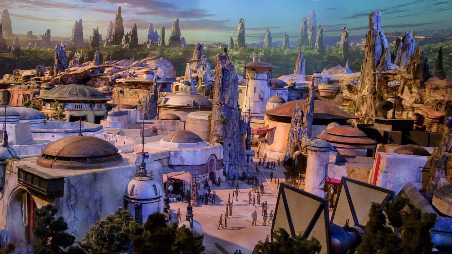 D23 2017: Doug Chiang Talks Designing Star Wars-Themed Land for Disney Parks