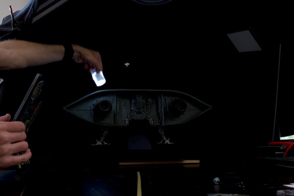 During specific passes, Aron would use a small light cube to help convey a sense of interactive light and create an atmosphere for the ship's setting within a hangar.