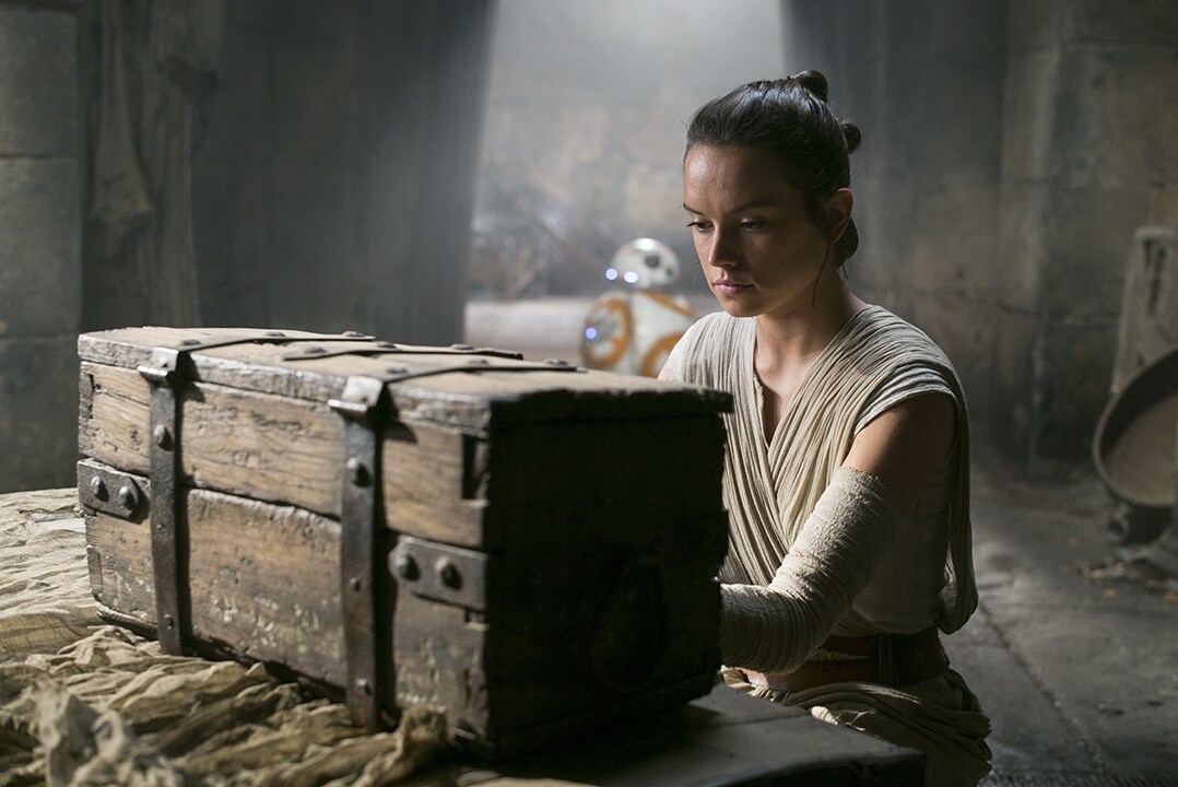 Rey opens the box hiding the lightsaber hilt hidden away in Maz Kanata’s castle.