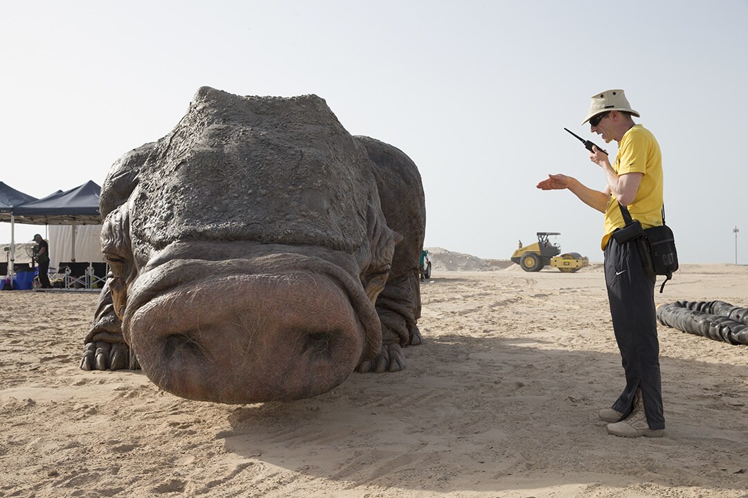 Paul Bodycote and the happabore puppet on set of Star Wars: The Force Awakens.