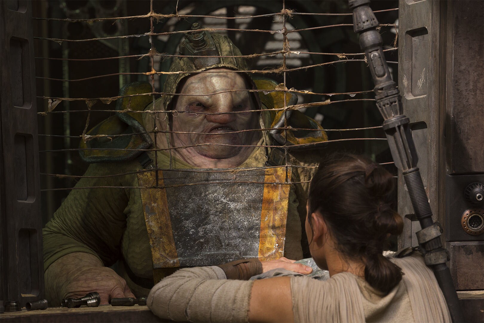 Unkar Plutt barters with Rey.