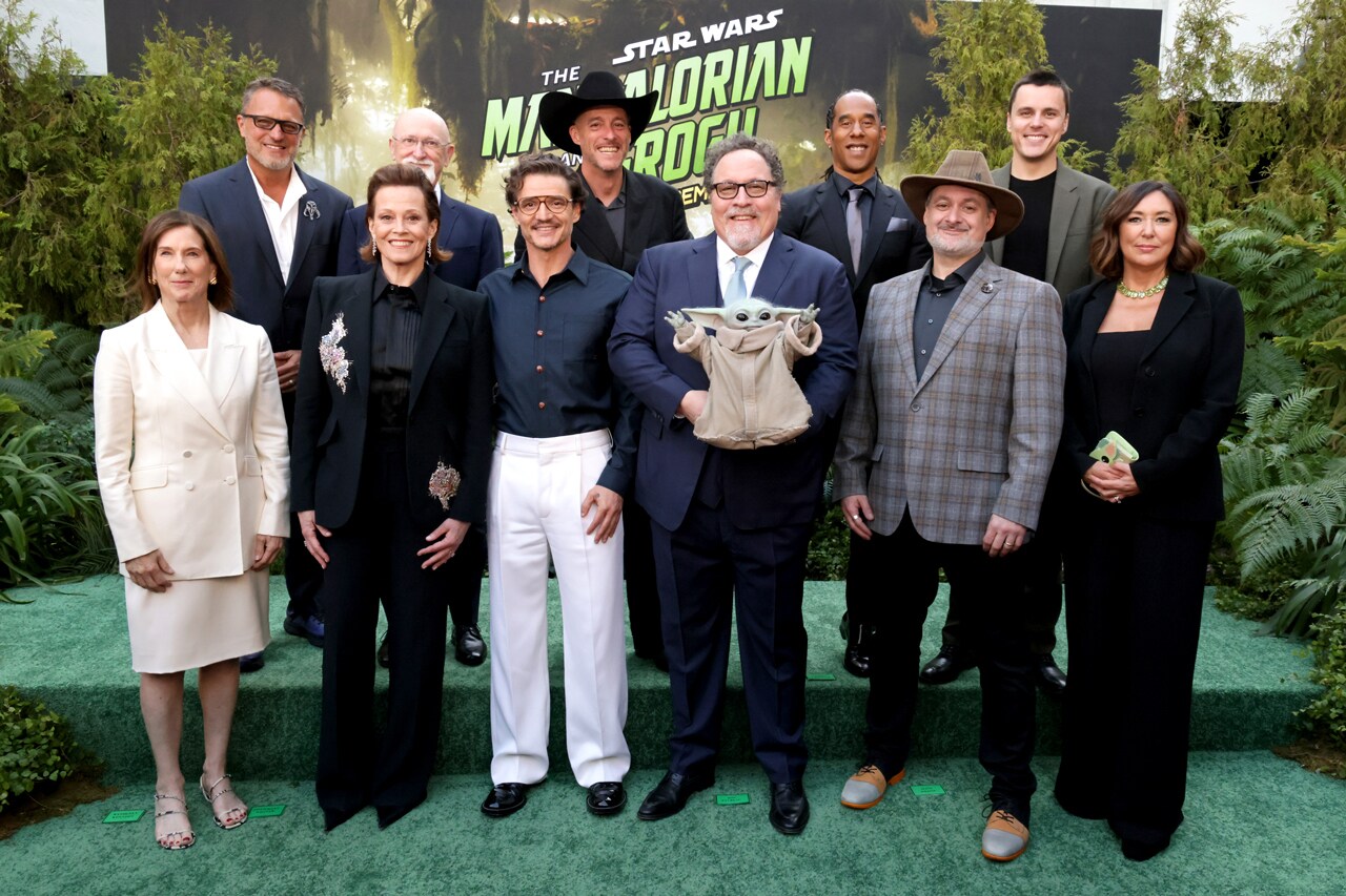 A group shot of the Star Wars: The Mandalorian and Grogu cast at the premiere.