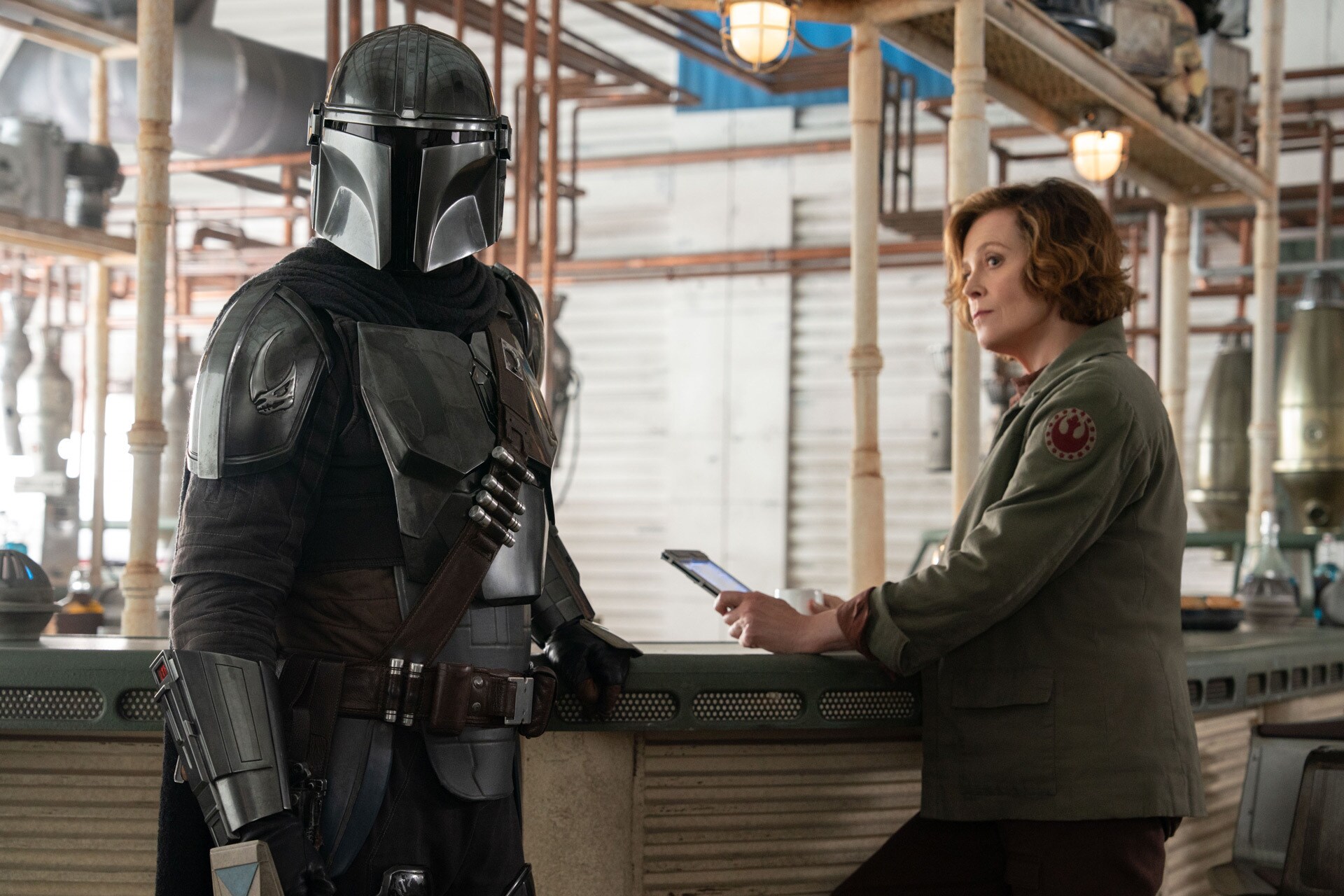 Mandalorian (Pedro Pascal) and Colonel Ward (Sigourney Weaver) in Star Wars: The Mandalorian and Grogu.