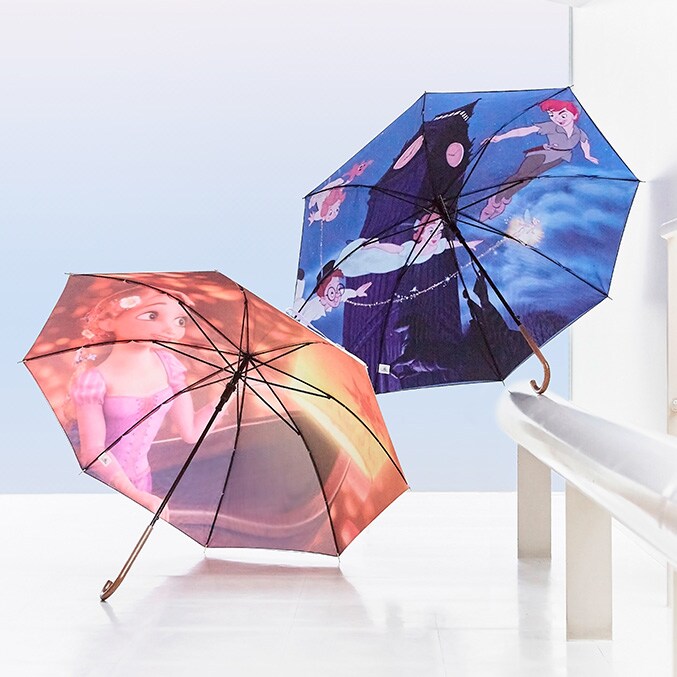 ディズニーキャラクターに包まれたレイングッズで雨の日の