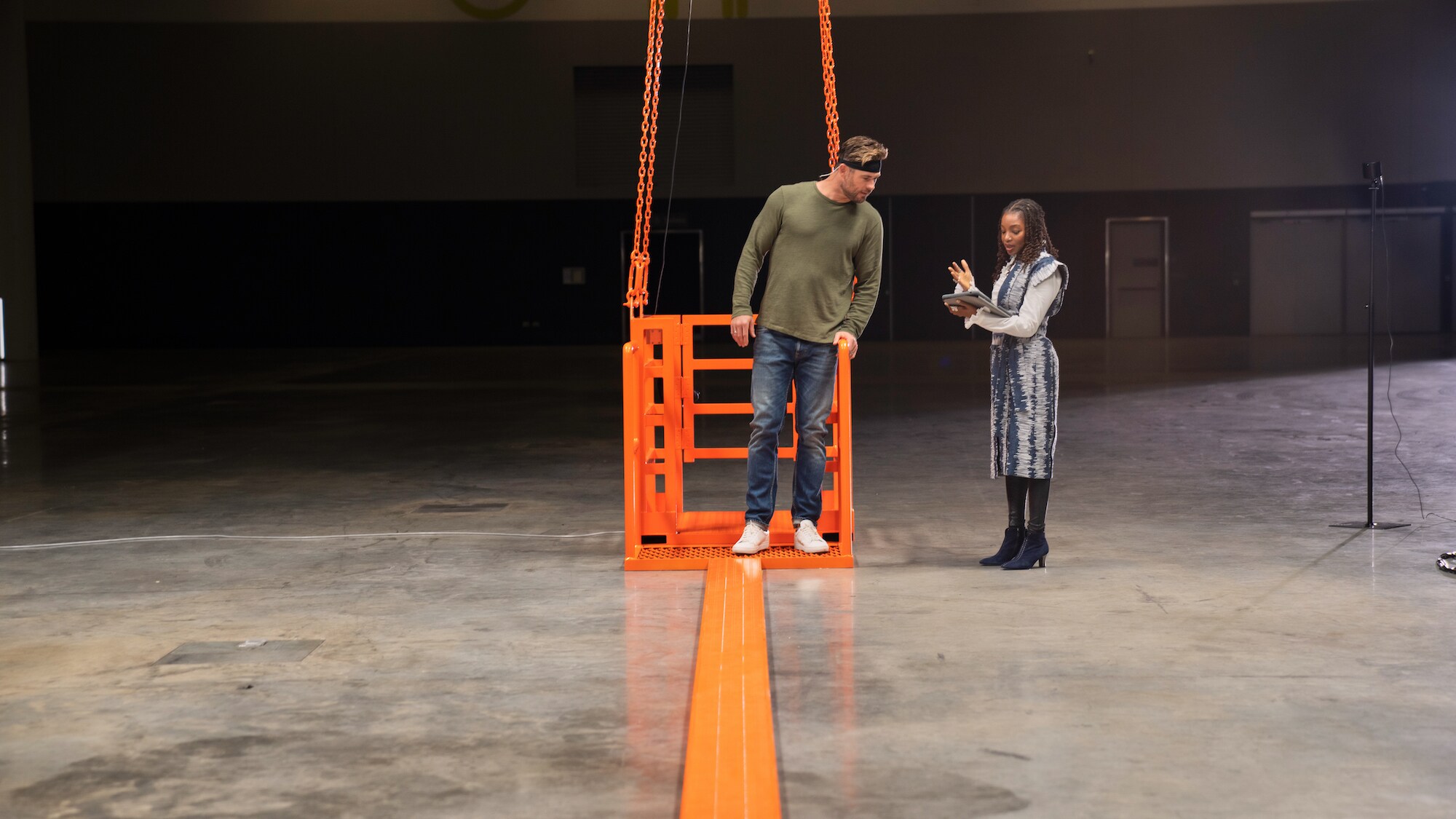 Chris Hemsworth prepares to practice his crane walk in VR with the support of Dr. Modupe Akinola. (National Geographic for Disney+/Craig Parry)