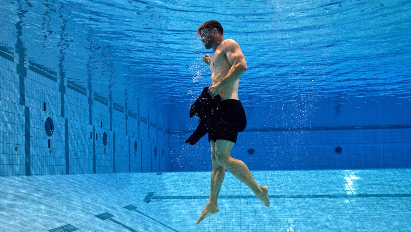 Chris Hemsworth practices sinking during a Special Forces pre-fatigue session. (National Geographic for Disney+/Craig Parry)