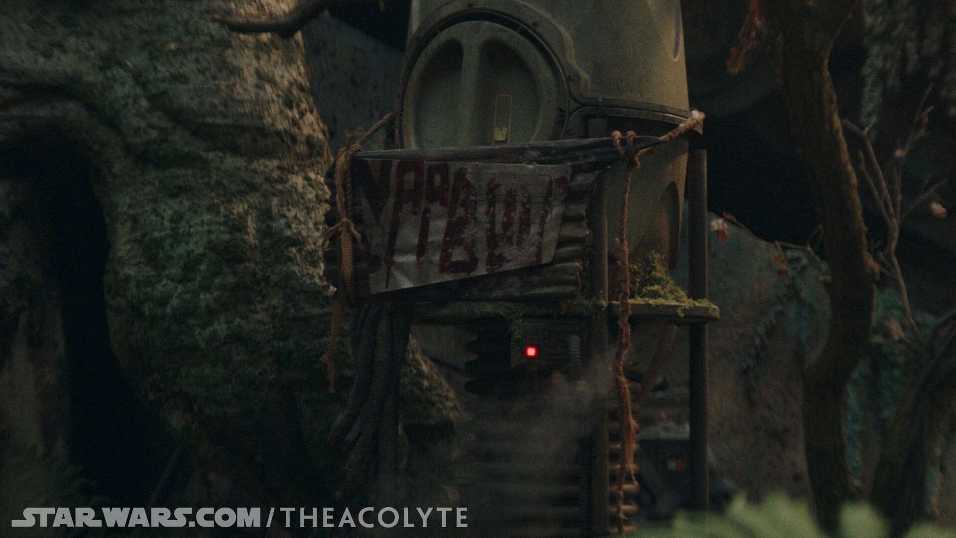 A sign on Kelnacca's shelter says "Keep Out" in Shyriiwook.