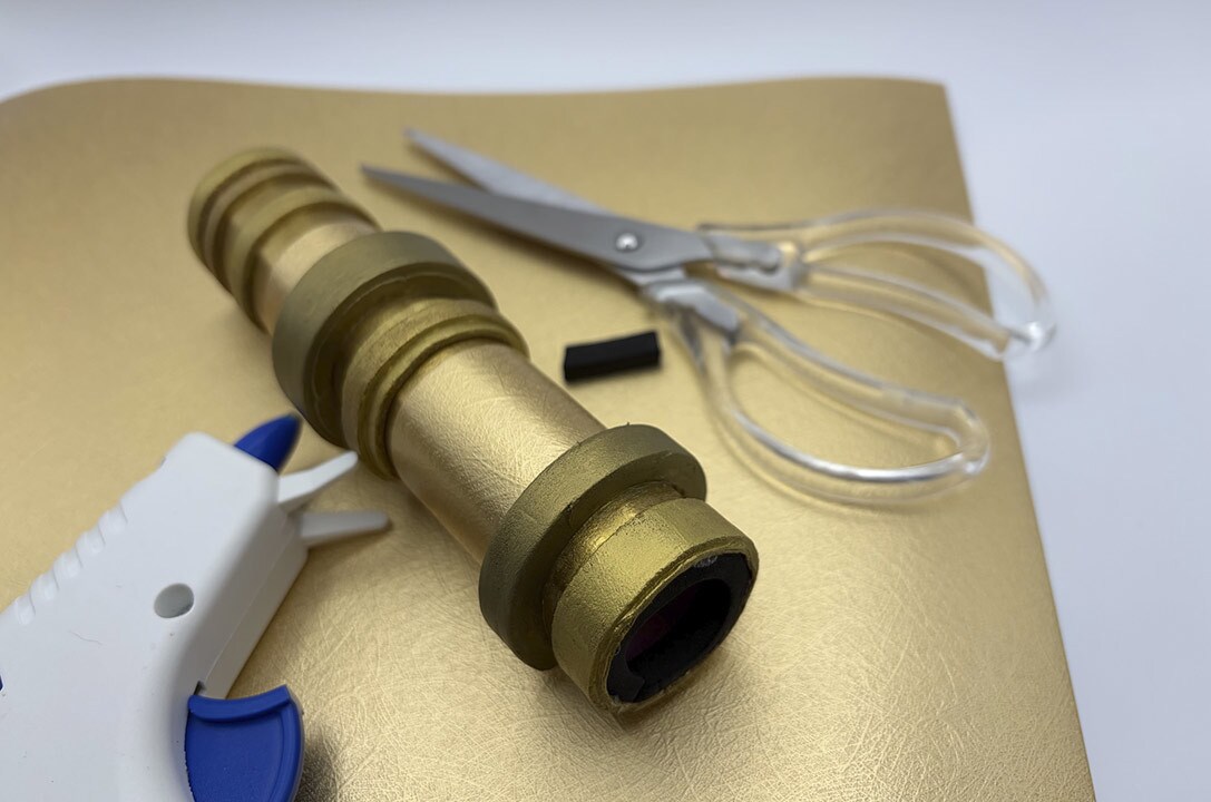 The wide strips of gold metallic paper on the outside of the tube for more texture.