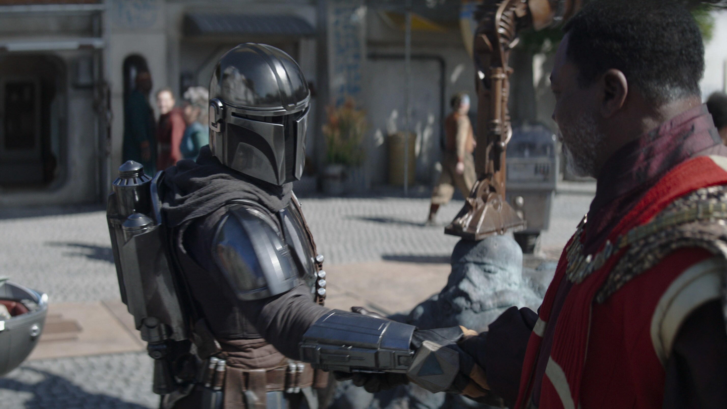 (L-R): Grogu, Din Djarin (Pedro Pascal) and Greef Karga (Carl Weathers) in Lucasfilm's THE MANDALORIAN, season three, exclusively on Disney+. ©2023 Lucasfilm Ltd. & TM. All Rights Reserved.