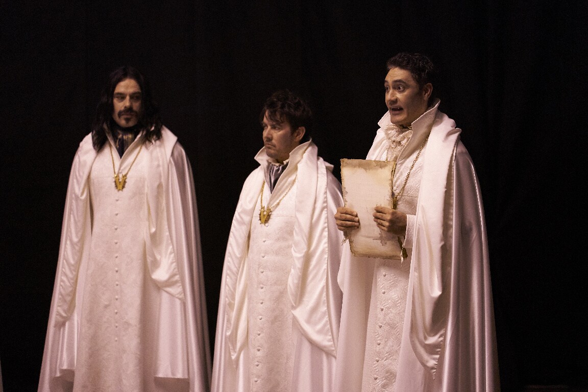 Vladislav (Jemaine Clement), Deacon (Jonny Brugh) e Viago (Taika Waititi) em "The Trial."