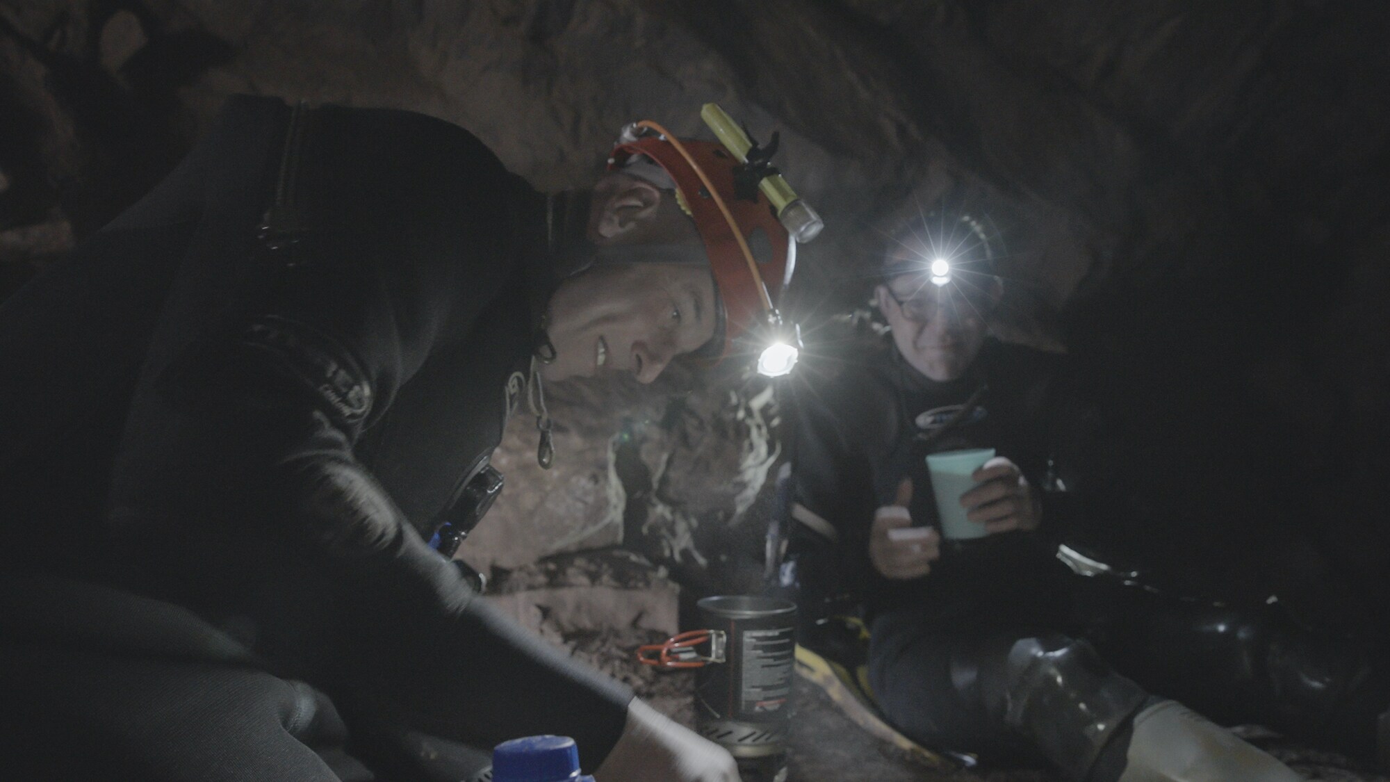 Cave divers Rick Stanton and John Volanthen inside cave.  THE RESCUE chronicles the 2018 rescue of 12 Thai boys and their soccer coach, trapped deep inside a flooded cave. E. Chai Vasarhelyi and Jimmy Chin reveal the perilous world of cave diving, bravery of the rescuers, and dedication of a community that made great sacrifices to save these young boys. (Credit: National Geographic)