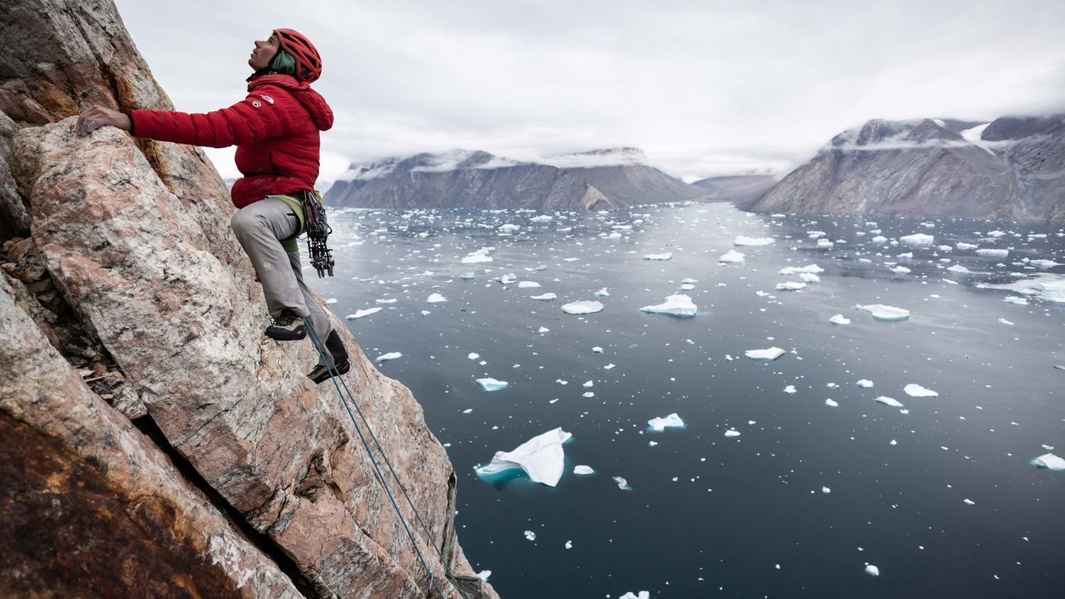 Gotowi na pełną adrenaliny i wyzwań wyprawę? Disney+ otwiera drzwi do alpinistycznego świata w serialu „Alex Honnold: misja na Grenlandii”