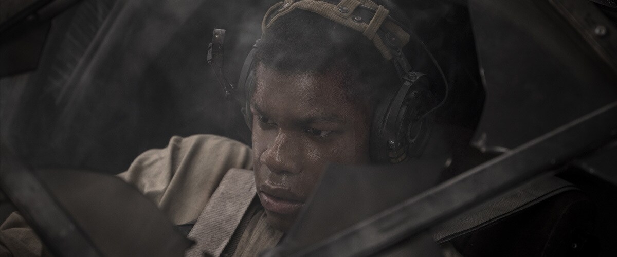 Finn piloting a Resistance ski speeder on Crait