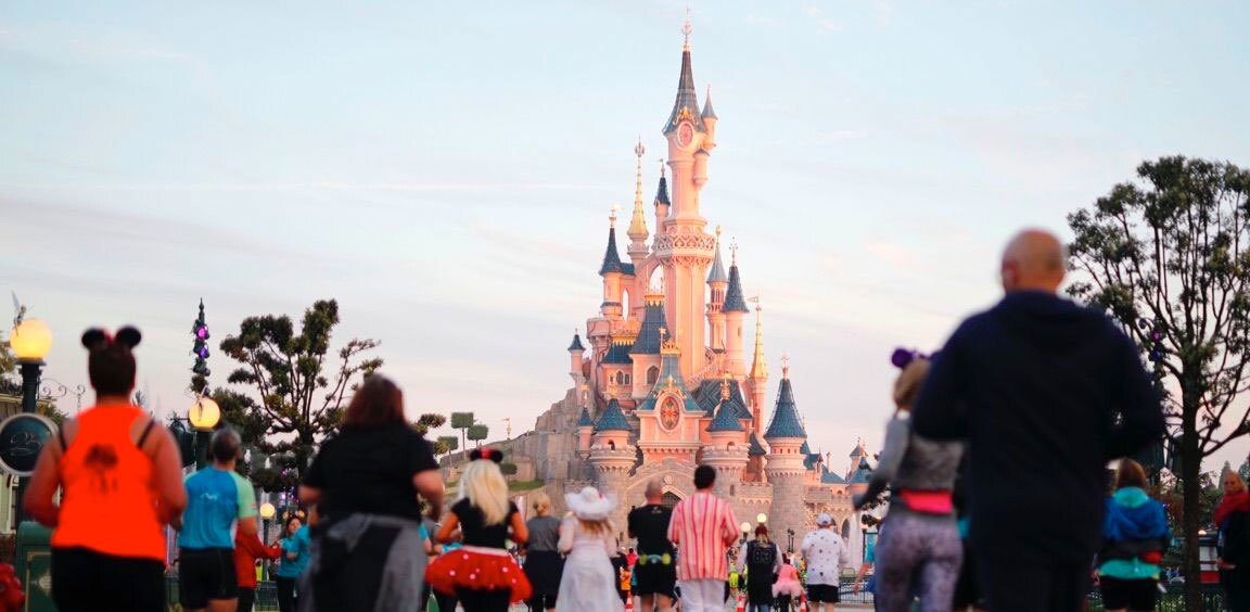  Invités debout devant le château de Disneyland Paris