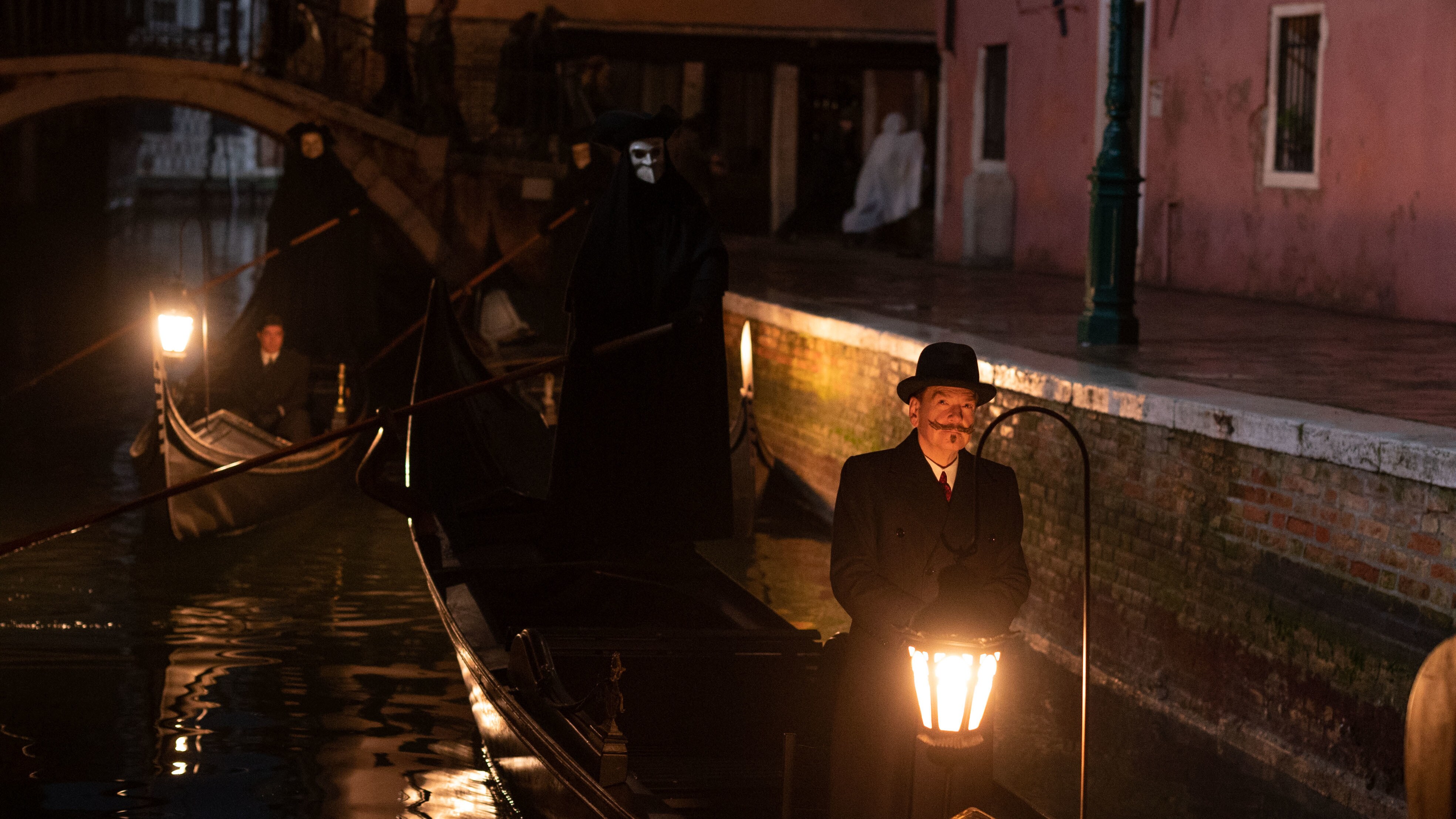 „Nie ma duchów...” Czyżby? Herkules Poirot przed najtrudniejszą zagadką wszechczasów? „Duchy w Wenecji” w kinach już od 15 września.
